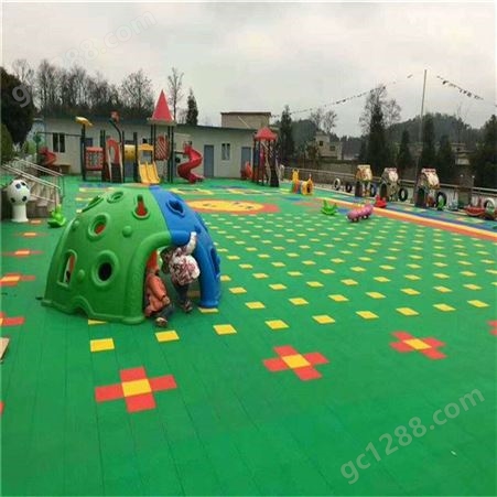 悬浮拼装地板西安厂家 拼装地垫批发  幼儿园操场垫